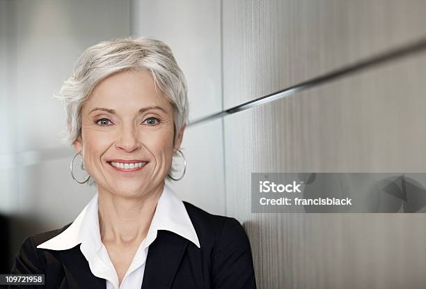 Foto de Madura Mulher De Negócios Executivo Sorrindo e mais fotos de stock de Baby Boomer - Baby Boomer, Escritório, Trabalhar