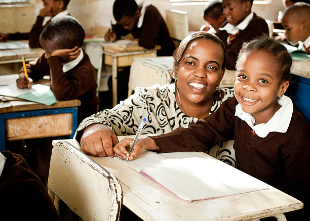アフリカスクールガールと彼女の教師 - african descent africa african culture classroom ストックフォトと画像