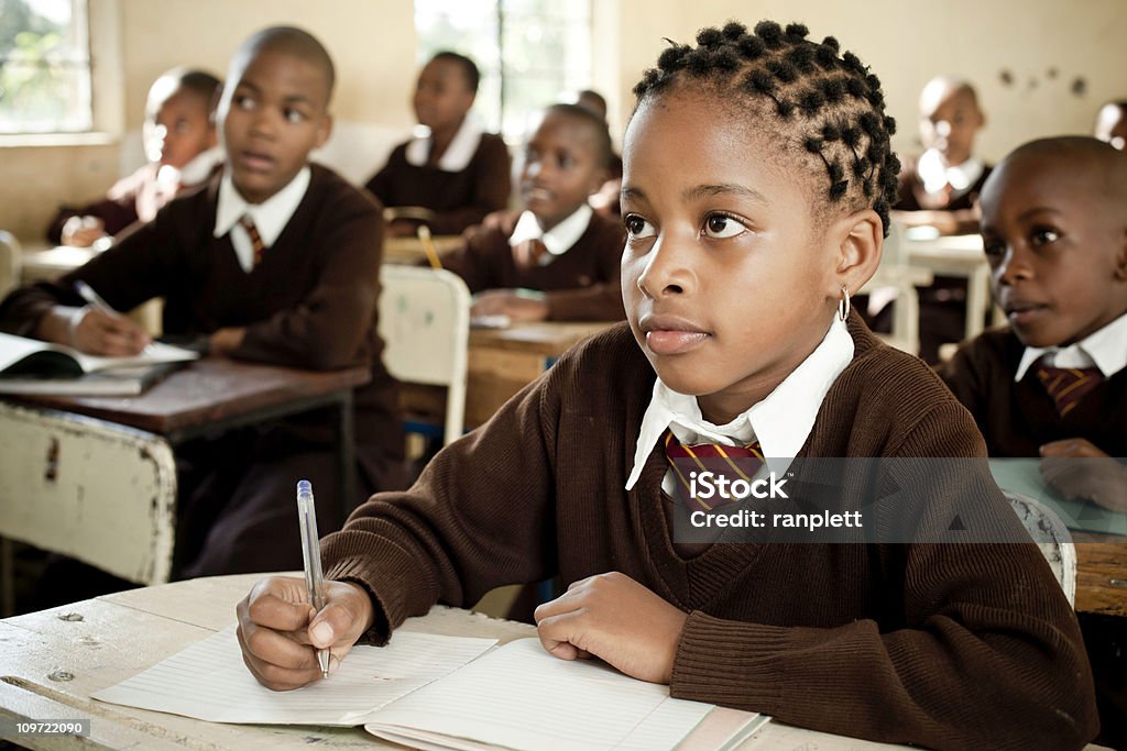 Africana crianças na escola, sala de aula - Foto de stock de África royalty-free