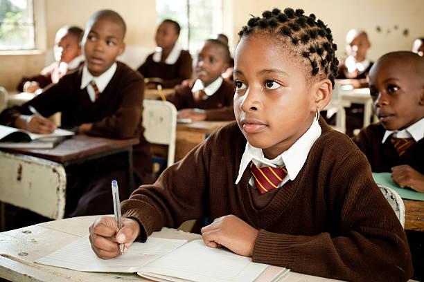 Africana crianças na escola, sala de aula - foto de acervo