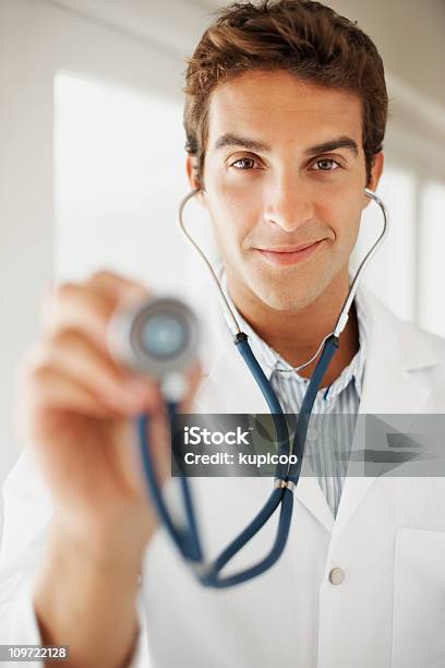 Zufrieden Ärztin Hält Stethoskop Stockfoto und mehr Bilder von 20-24 Jahre - 20-24 Jahre, Arzt, Blick in die Kamera