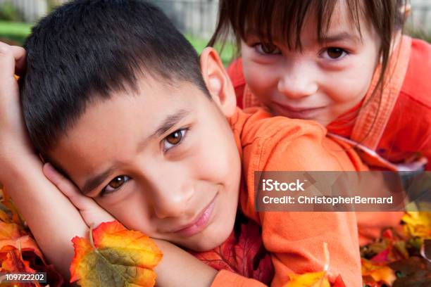 Otoño Retrato De Niños Foto de stock y más banco de imágenes de Acostado - Acostado, Acostado boca abajo, Actividades recreativas