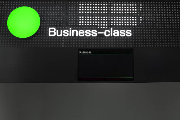 Check in desk for business class passengers registration at international airport, checkin counter and monitor for flight information display, green round sign, banner for passenger air transpartation escritorio para el registro de pasajeros de clase business en el aeropuerto internacional de entrada, registro contador y monitor para la visualización de información de vuelo, verde redondo signo, bandera para transpartation de aire pasajero