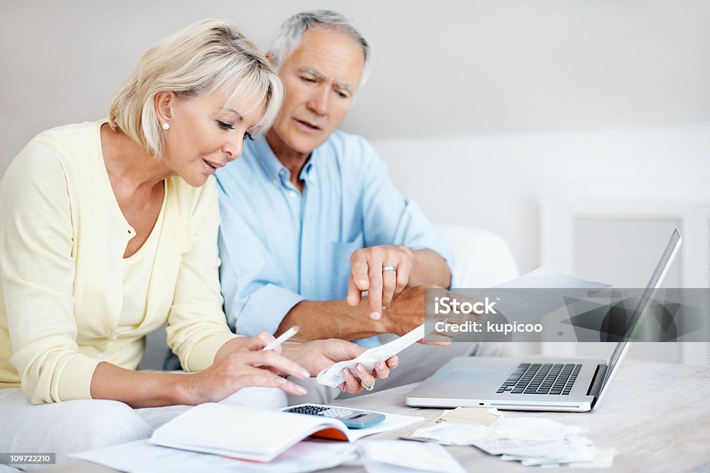 Älteres Paar Berechnung Kosten, die mit einem laptop auf einem Tisch - Lizenzfrei Laptop Stock-Foto