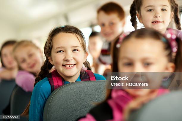 Vuelta A La Escuela Foto de stock y más banco de imágenes de Autobús de colegio - Autobús de colegio, Niñas, Niños