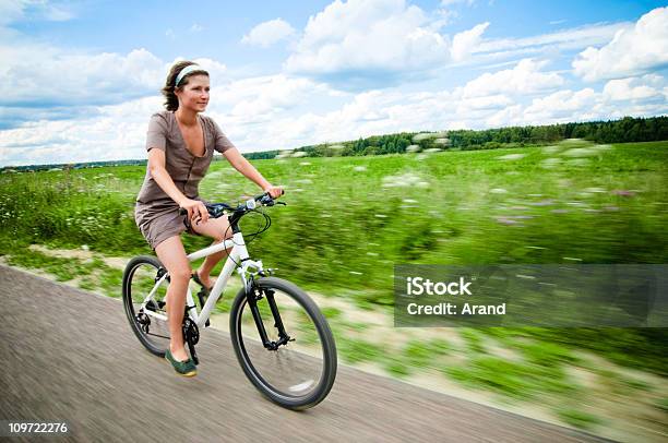 사이클링이 두발자전거에 대한 스톡 사진 및 기타 이미지 - 두발자전거, 속도, 여자