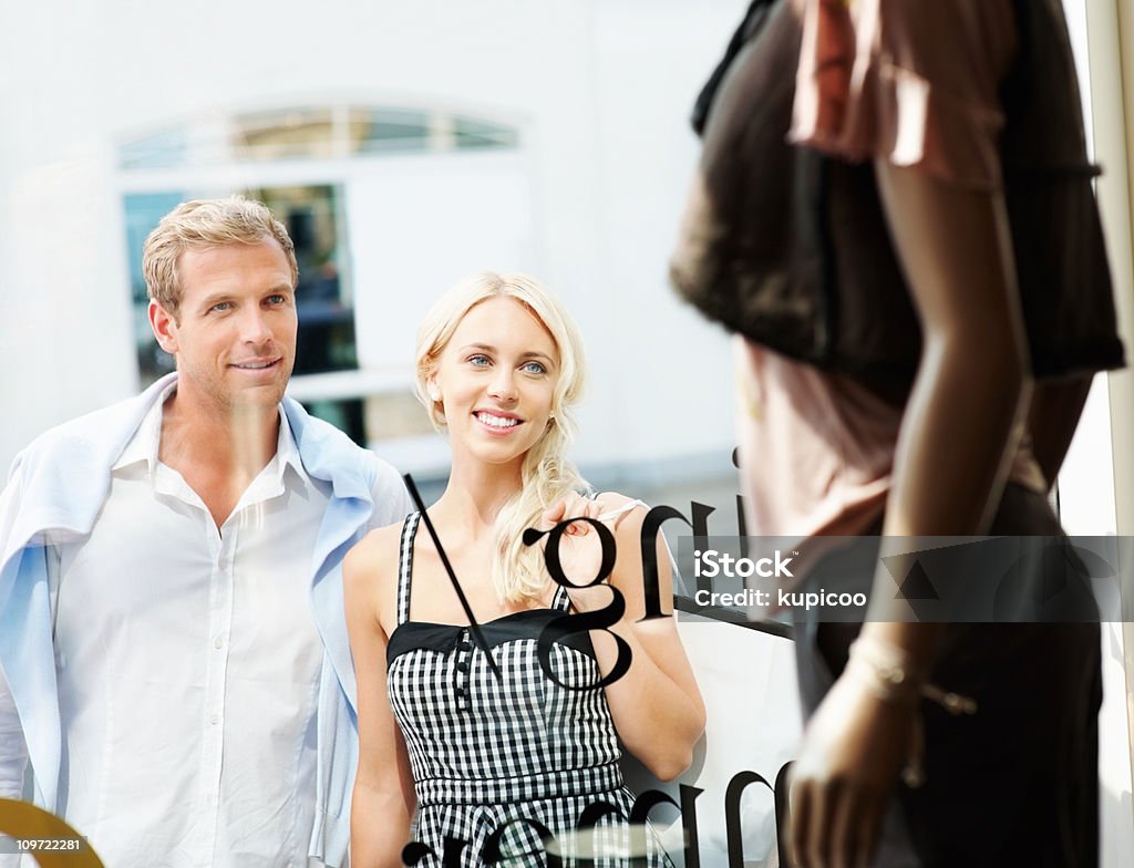 Paar stehen in der Nähe von Schaufenster und Blick in die Kleidung - Lizenzfrei Männer Stock-Foto