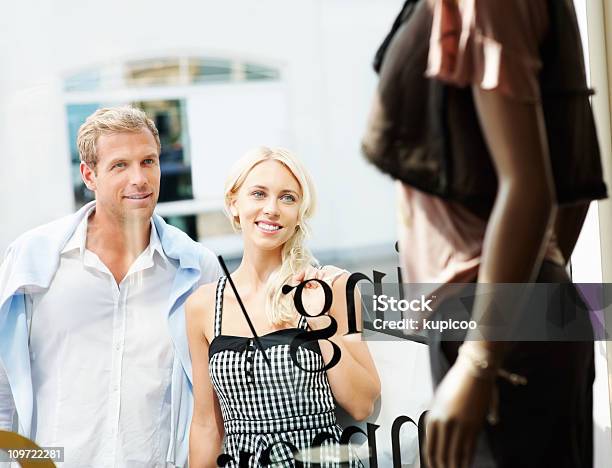 Paar Stehen In Der Nähe Von Schaufenster Und Blick In Die Kleidung Stockfoto und mehr Bilder von Männer