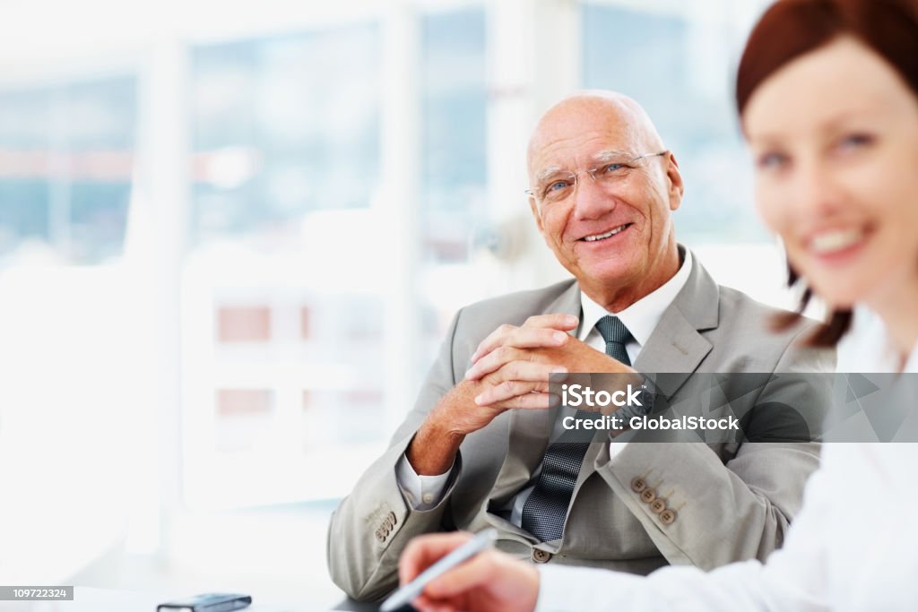 Happy senior hombre con mujer de negocios en oficina - Foto de stock de 40-49 años libre de derechos