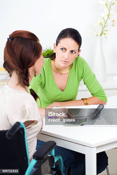 Foto de Menina Com Deficiência Com Seu Consultor De Saúde e mais fotos de stock de Assistente Social - Assistente Social, 16-17 Anos, Adolescente