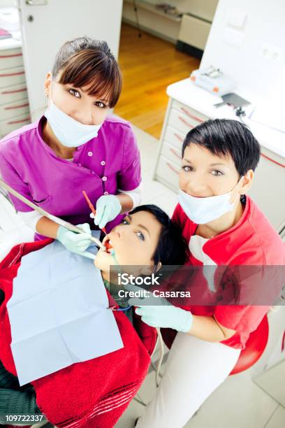 Foto de Dentis No Trabalho e mais fotos de stock de Assistência - Assistência, Equipamento dentário, Saúde dental