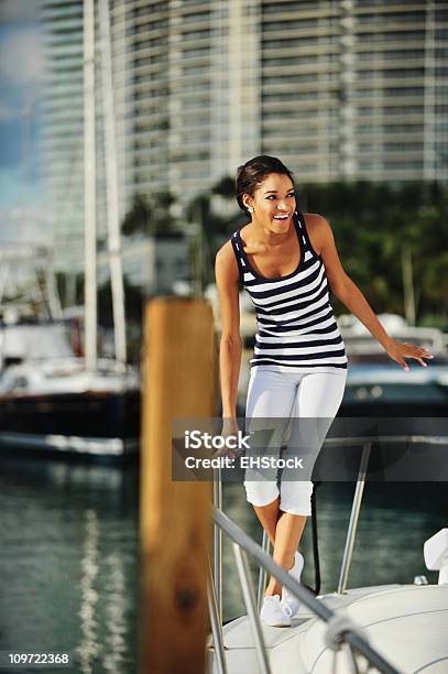 Молодые Афроамериканских Женщина На Моторной Лодке Яхта — стоковые фотографии и другие картинки Пристань для яхт