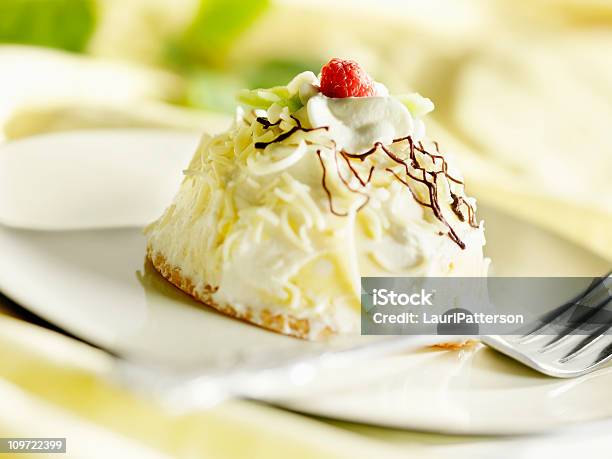 Tarta De Frambuesas Y Limón Desierto Foto de stock y más banco de imágenes de Alcorza - Alcorza, Alimento, Amarillo - Color