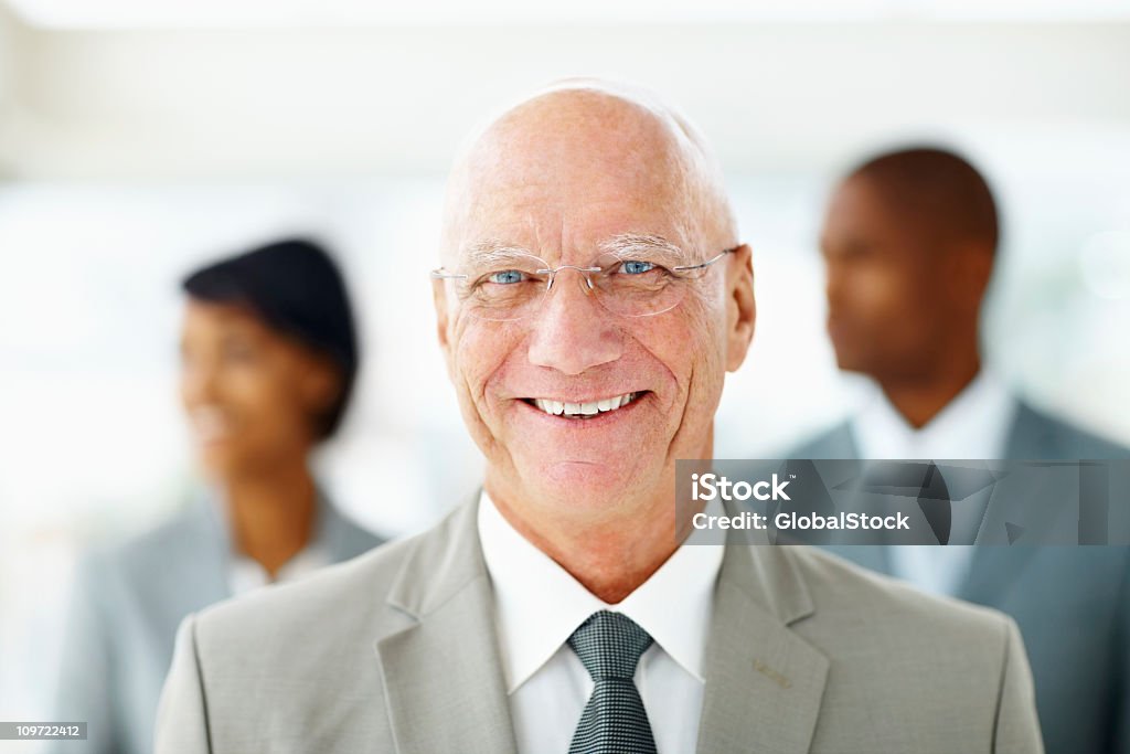 비즈니스 웃는 노인 남자 희미함 그릐 젤친한 뒷면의 - 로열티 프리 3 명 스톡 사진