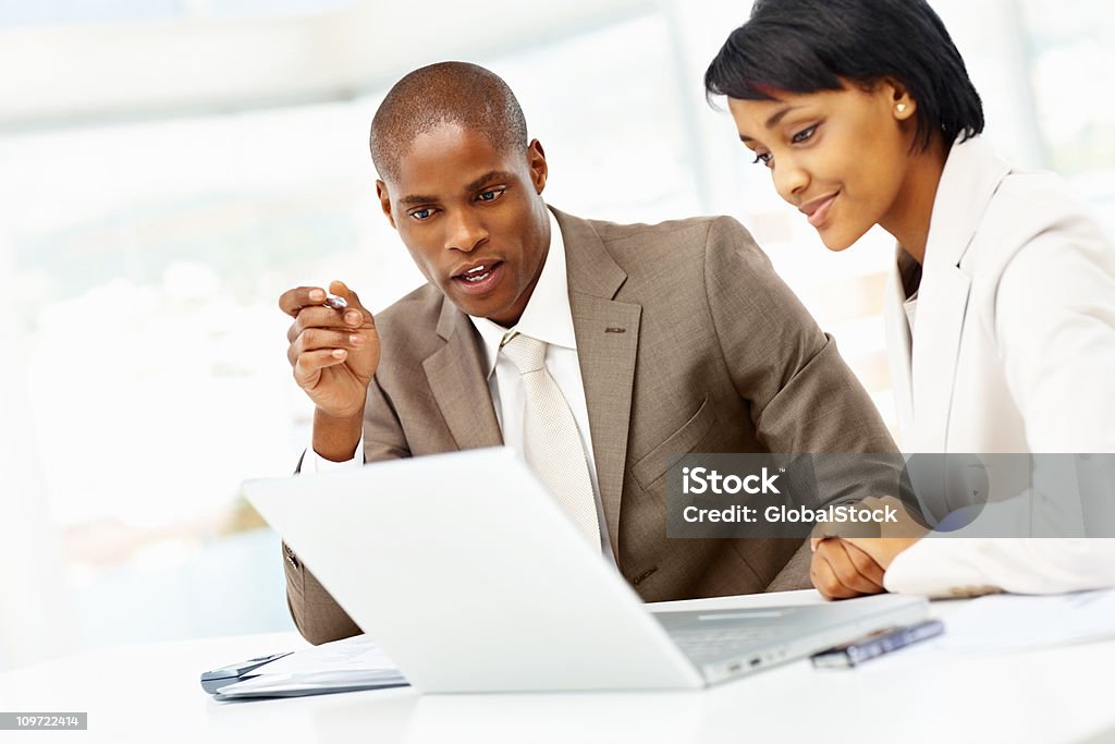 Pessoas a falar de negócios bem sucedido no escritório com um laptop - Foto de stock de 20 Anos royalty-free