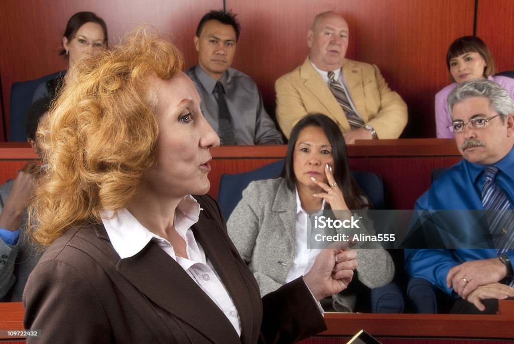 Члены жюри различных слушая юриста в Зал судебных заседаний - Стоковые фото Вариация роялти-фри