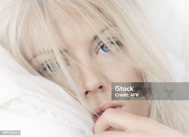 Sleepybellezza Sbirciare Attraverso I Capelli Naturale Mattina Luce - Fotografie stock e altre immagini di 20-24 anni