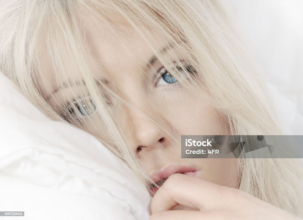 Сонливая-Красота Выглядывать через ее волосы (натуральный утреннем свете - Стоковые фото 20-24 года роялти-фри