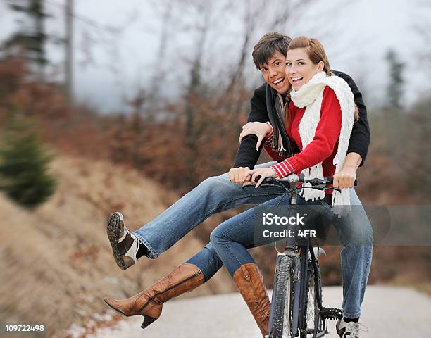 Hermosa Pareja Montando En Bicicleta Xxxl Foto de stock y más banco de imágenes de Bicicleta - Bicicleta, Juguetón, Parejas