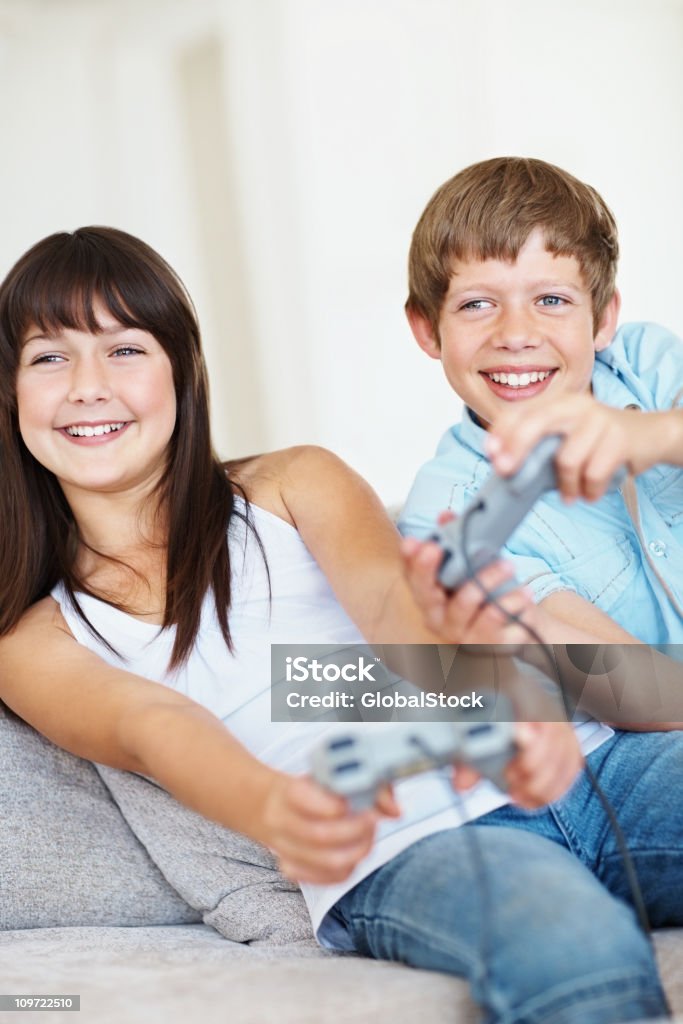 少年と少女がゲームをご自宅で - 12歳から13歳のロイヤリティフリーストックフォト