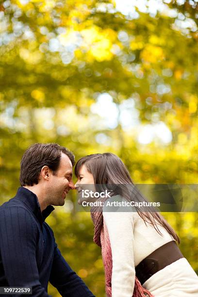 Casal Feliz Rir Juntos Na Floresta Fora No Outono - Fotografias de stock e mais imagens de 20-29 Anos - 20-29 Anos, 25-29 Anos, 30-34 Anos