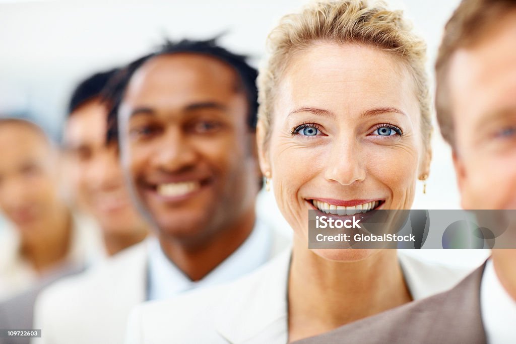 Matura donna d'affari in piedi in fila con i colleghi - Foto stock royalty-free di 20-24 anni