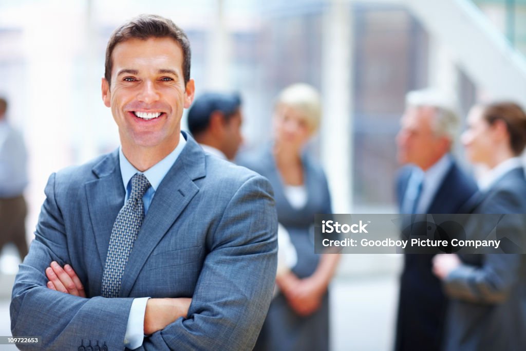 Средний возрасте Менеджер и команда с руки, Сложенные на фоне - Стоковые фото Бизнесмен роялти-фри