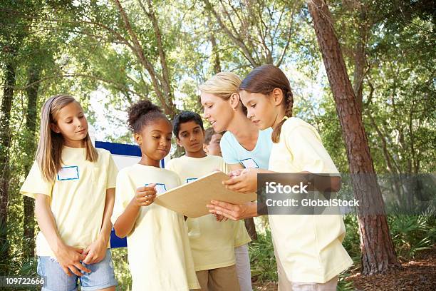 Photo libre de droit de Enseignant Avec Ses Étudiants Parler De Quelque Chose De Croquis De Réservation banque d'images et plus d'images libres de droit de Forêt