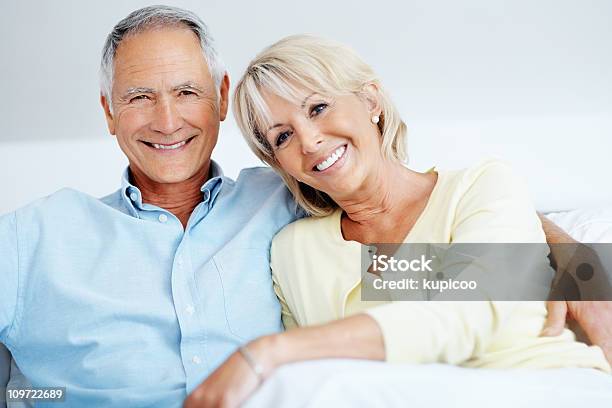 낭만적임 성숙한 커플입니다 함께 앉아 집에서요 2명에 대한 스톡 사진 및 기타 이미지 - 2명, 40-49세, 50-59세
