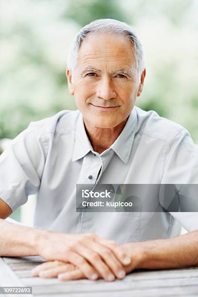 Primer Plano De Un Hombre Sonriente Tranquilo De Edad Avanzada Foto de stock y más banco de imágenes de Adulto