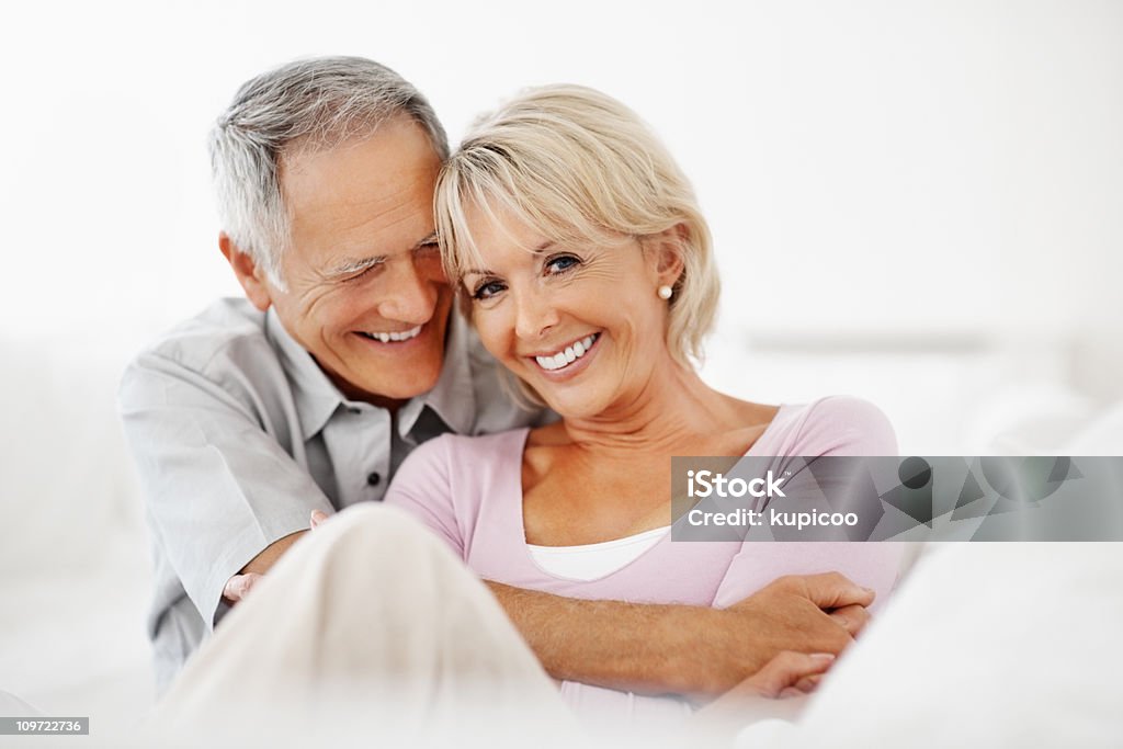 Fröhlich Alter Mann umarmt Frau reiferen Alters - Lizenzfrei Seniorenpaar Stock-Foto