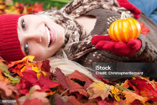 Jesień Portret - zdjęcia stockowe i więcej obrazów Dynia - Dynia, Piękna kobieta, 20-24 lata