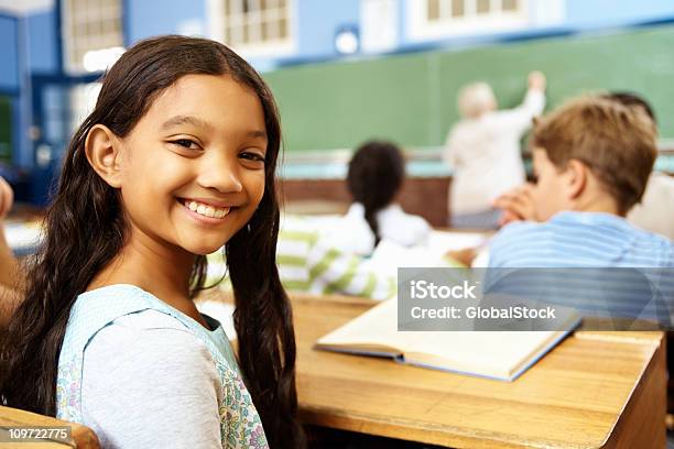 小学生笑顔でスクール形式 - あこがれのストックフォトや画像を多数ご用意 - あこがれ, カラー画像, コミュニケーション