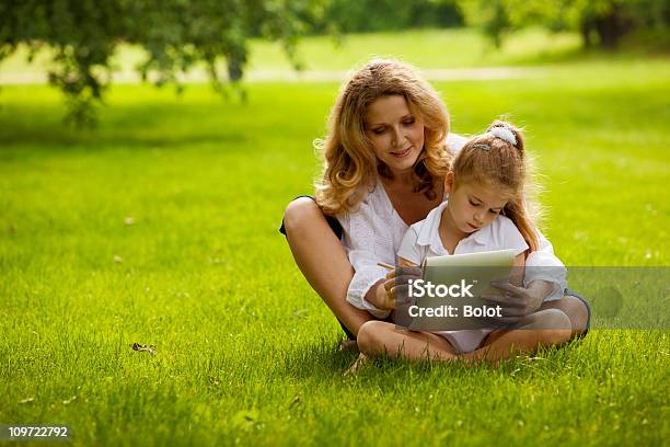 Matka I Córka Bazując Na Trawie W Parku - zdjęcia stockowe i więcej obrazów Rysować - Rysować, Rysunek, Trawa