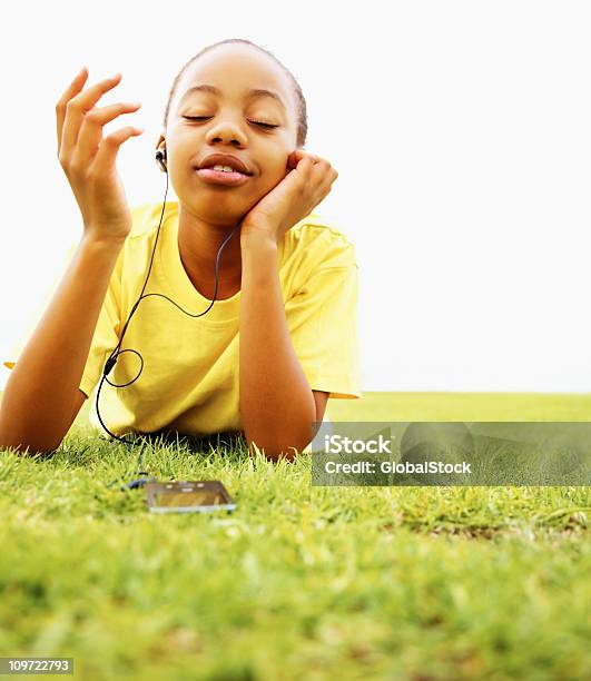 여자아이 즐기는 음악을 누워있기 On 잔디 MP3 플레이어에 대한 스톡 사진 및 기타 이미지 - MP3 플레이어, 개성-개념, 귀여운