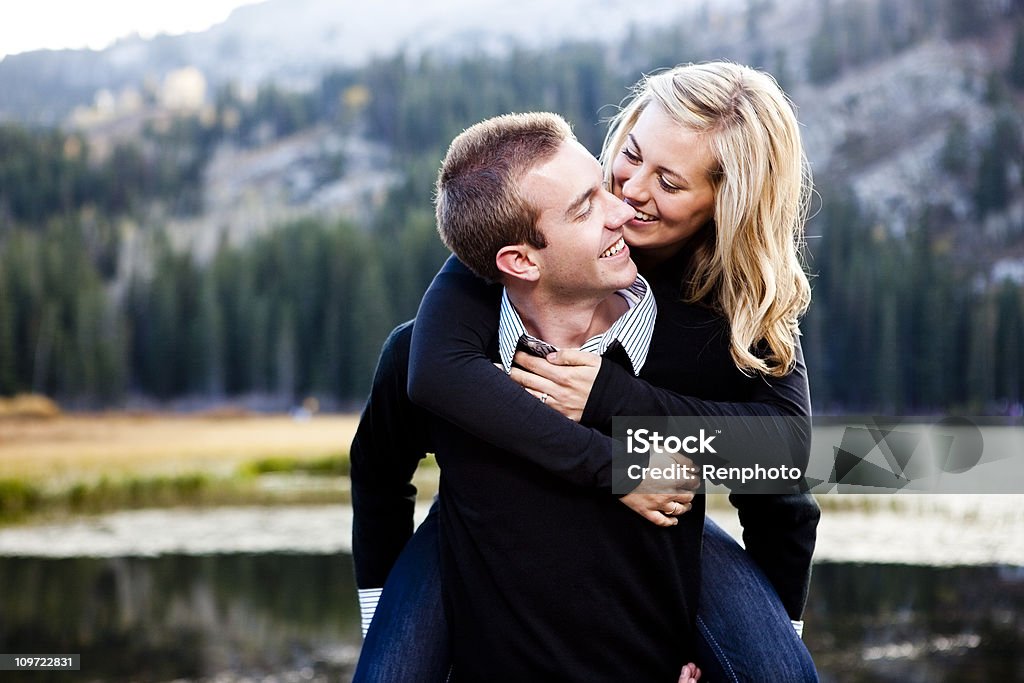 Casal em Montanhas - Royalty-free 20-29 Anos Foto de stock