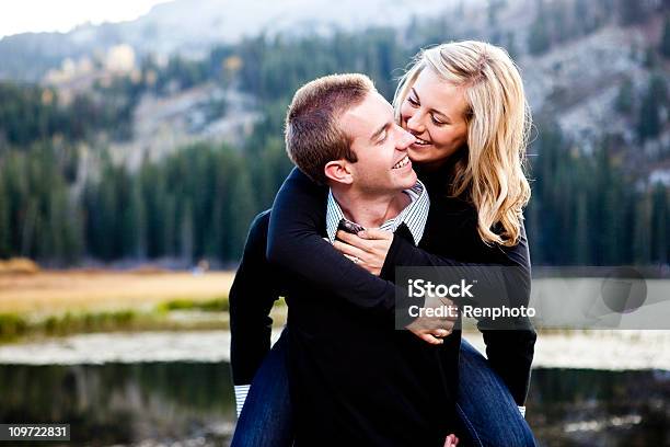 Casal Em Montanhas - Fotografias de stock e mais imagens de 20-29 Anos - 20-29 Anos, Abraçar, Adulto