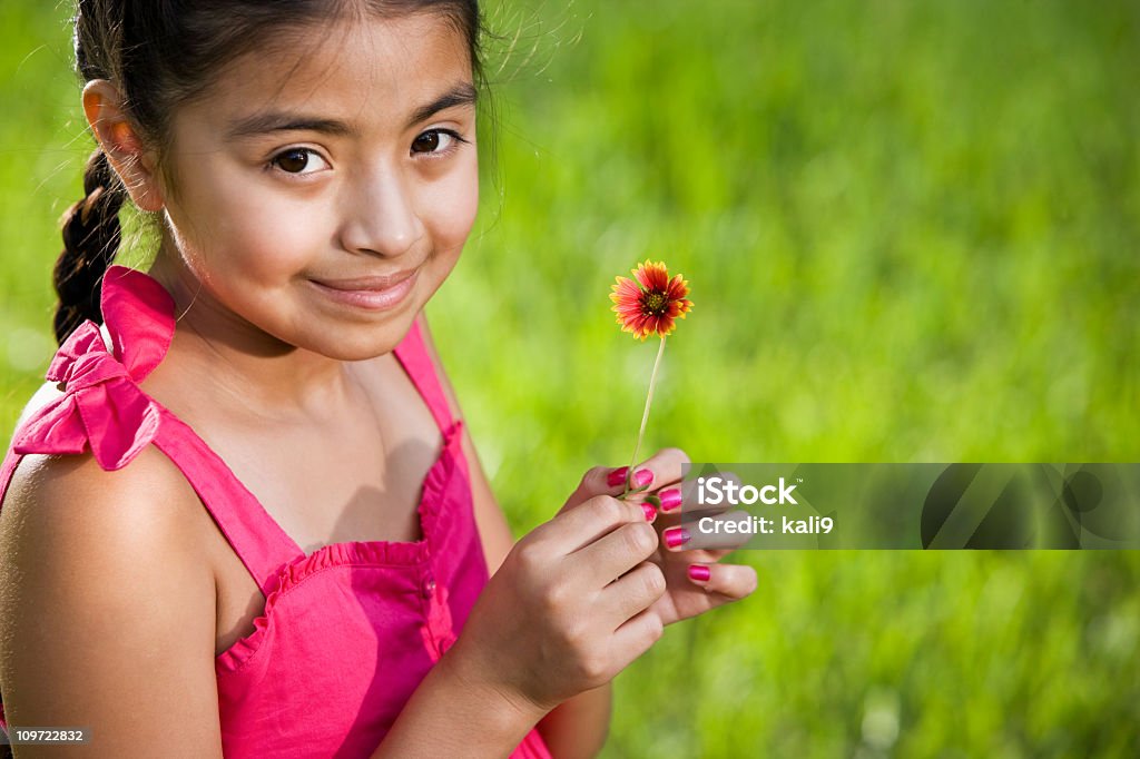 美しい若いラテンガールピンクのドレスをの花 - 8歳から9歳のロイヤリティフリーストックフォト