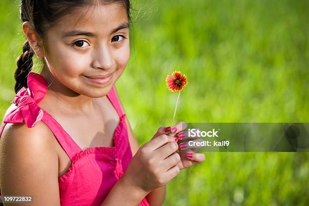 Foto de Linda Garota Jovem Latina Em Vestido Rosa Segurando Flores e mais fotos de stock de 8-9 Anos