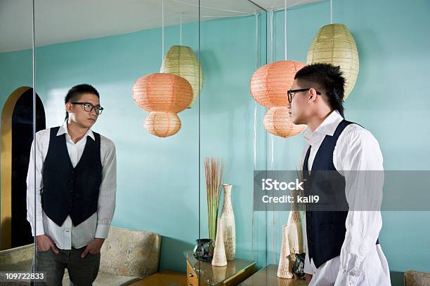 Jovem Asiático Homem Olhando Para O Espelho - Fotografias de stock e mais imagens de 20-29 Anos - 20-29 Anos, Adulto, Chinês