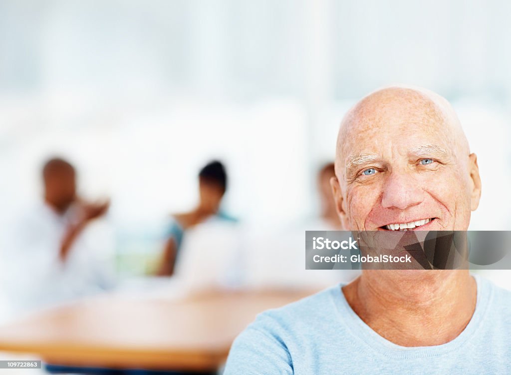 Casual biznes człowiek uśmiech i jego zespół w blur - Zbiór zdjęć royalty-free (Aktywni seniorzy)