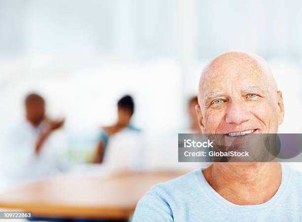 Foto de Casual Homem De Negócios Sorridente E Sua Equipe Em Desfoque e mais fotos de stock de Adulto