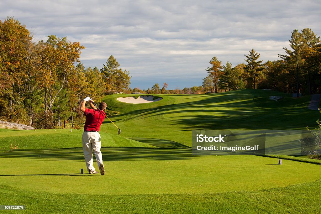 秋のゴルフ景色、雄白人ゴルファー - ゴルフのロイヤリティフリーストックフォト