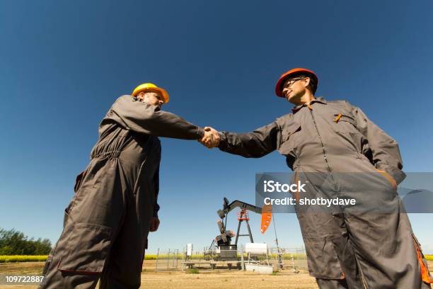 Hände Schütteln Auf Pumpjack Stockfoto und mehr Bilder von Leitende Position - Leitende Position, Tanken, Bohrarbeiter