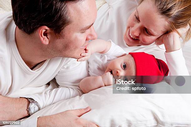 Familia Joven Foto de stock y más banco de imágenes de Bebé - Bebé, Mirando a la cámara, Padre