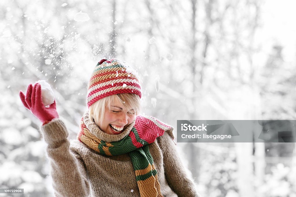 Mujer jugando con la nieve - Foto de stock de Nieve libre de derechos