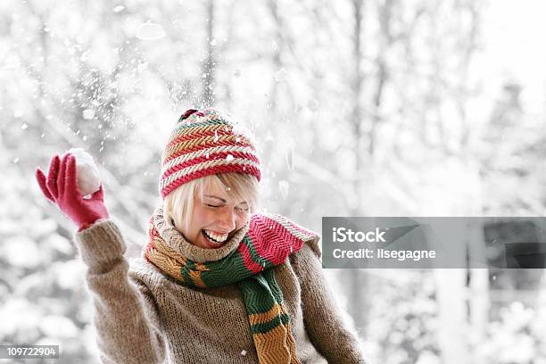 女性が雪 - 雪のストックフォトや画像を多数ご用意 - 雪, 投げる, 雪玉