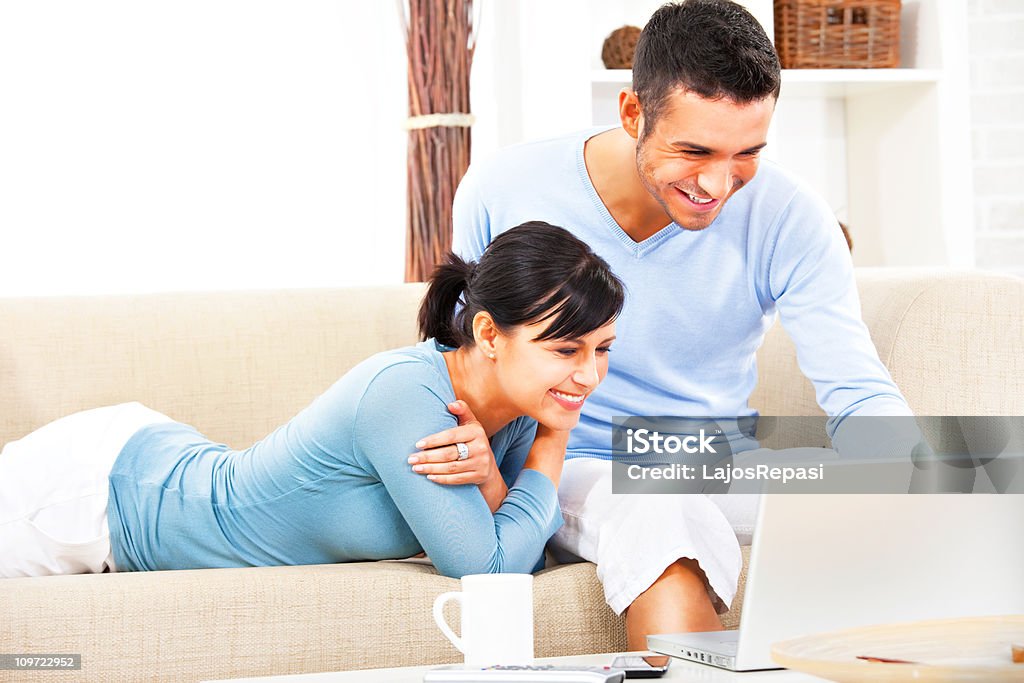 Joven pareja feliz en la sala de estar - Foto de stock de Adulto libre de derechos