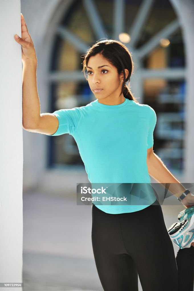 Młody African American kobieta czarny przed Fitness Jogging - Zbiór zdjęć royalty-free (Afroamerykanin)