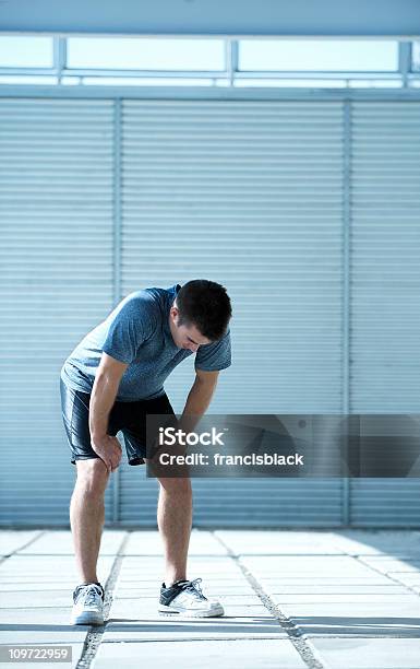 Agotado Atleta Disfruta De Su Aliento Después De Ejercicio Foto de stock y más banco de imágenes de Hombres